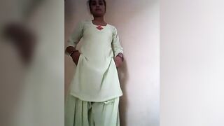 Sexy desi babe showing pussy in video call