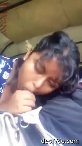 Desi bhabhi sucking riksha driver's cock