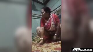 Busty aunty in saree fucking her bhosda with water bottle