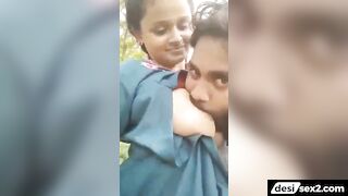 Maal ladki ko bike par bitha ke boobs chuse