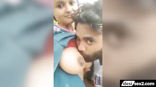 Maal ladki ko bike par bitha ke boobs chuse