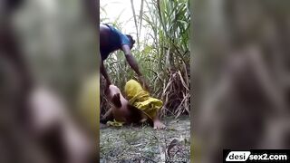 Big ass bhabhi chudai with lover in farm