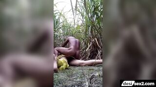 Big ass bhabhi chudai with lover in farm