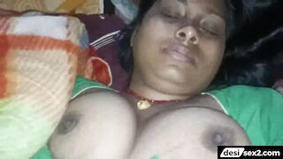 Tanker boobs village bhabhi ko chusa ke muh par pichkari di