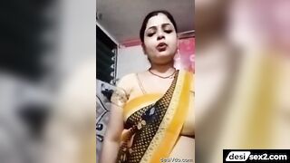 Chubby housewife camgirl bhabhi showing boobs and pussy