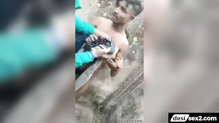 Gaanw ke laundo ne ladka ladki ko chodte hue pakda