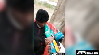 Jawan girl ne sadak par boyfriend ka lund chusa