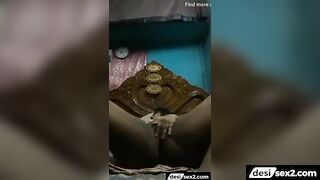 Pyasi Bengali wife ne chut me ungli daal ke hilai!
