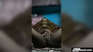 Pyasi Bengali wife ne chut me ungli daal ke hilai!