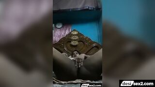 Pyasi Bengali wife ne chut me ungli daal ke hilai!