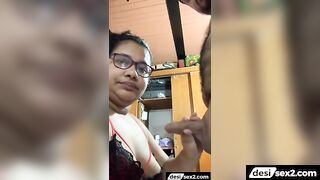 Moti bhabhi ne online video me lund chusa