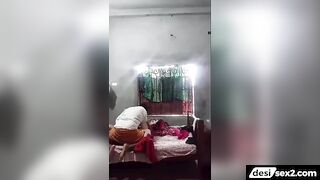 Kirane wale ne lungi utha ke bhabhi ki chut me beej dala