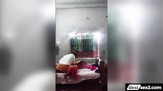 Kirane wale ne lungi utha ke bhabhi ki chut me beej dala