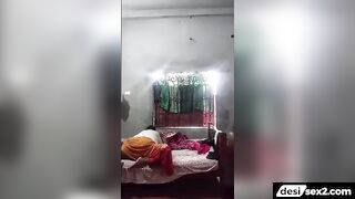 Kirane wale ne lungi utha ke bhabhi ki chut me beej dala