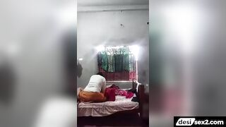 Kirane wale ne lungi utha ke bhabhi ki chut me beej dala