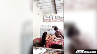 Truck driver ne village ki randi ko charpai ne chod diya