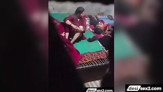 Fruit wale uncle aur housewife aunty ka chudai scandal