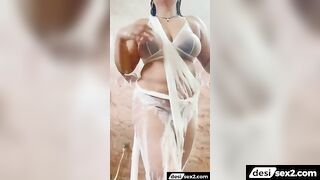 Chudakkad widhwa aunty ka full hot bathroom mms