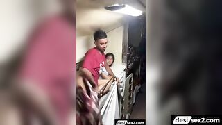 Chalti train me ladka ladki ki chudai pakdi gai