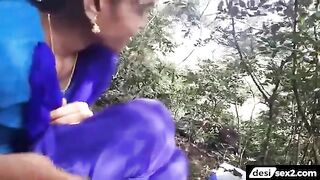Gaanw ki bhabhi ne jhadi me lover ka lund chusa